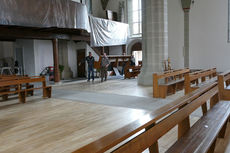 Reinigung und Aufstellung der Kirchenbänke von St. Crescentius (Foto: Karl-Franz Thiede)